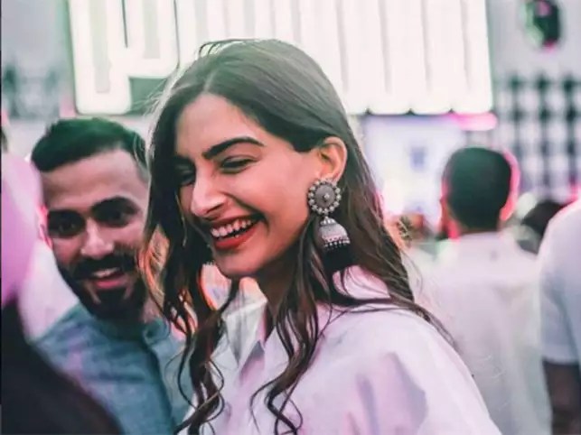 sonam-kapoor-anand-ahuja-go-green-opt-for-an-elegant-e-card-for-their-big-fat-wedding